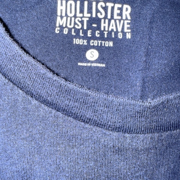 Hollister Men's Dark Blue Short Sleeve Tee - Picture 2 of 2